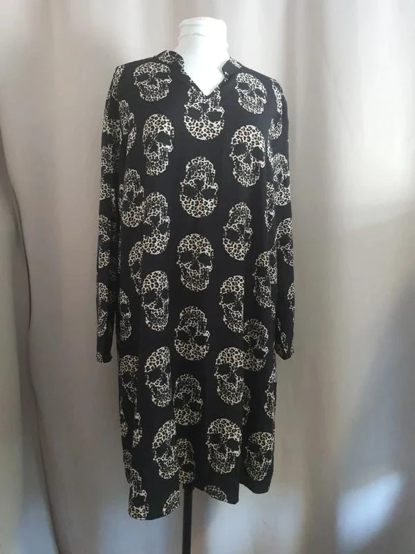 Vestido preto com estampa de crânios em padrão leopardo 46 - 3XL – photo 2